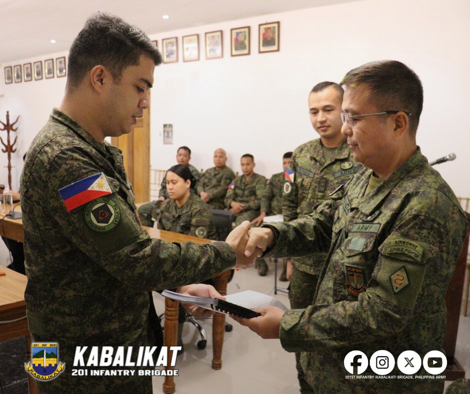 201Brigade's tweet photo. 𝐁𝐑𝐄𝐀𝐊𝐈𝐍𝐆 | 𝟮𝟬𝟭𝘀𝘁 𝗕𝗿𝗶𝗴𝗮𝗱𝗲 𝗛𝗼𝗹𝗱𝘀 𝗔𝘀𝘀𝘂𝗺𝗽𝘁𝗶𝗼𝗻 𝗮𝗻𝗱 𝗧𝘂𝗿𝗻𝗼𝘃𝗲𝗿 𝗖𝗲𝗿𝗲𝗺𝗼𝗻𝘆

Read more: https://t.co/ZoXTk1tObz

#KabalikatSaKapayapaan
#201Kabalikat
#PhilippineArmy https://t.co/wPal2kJSXp