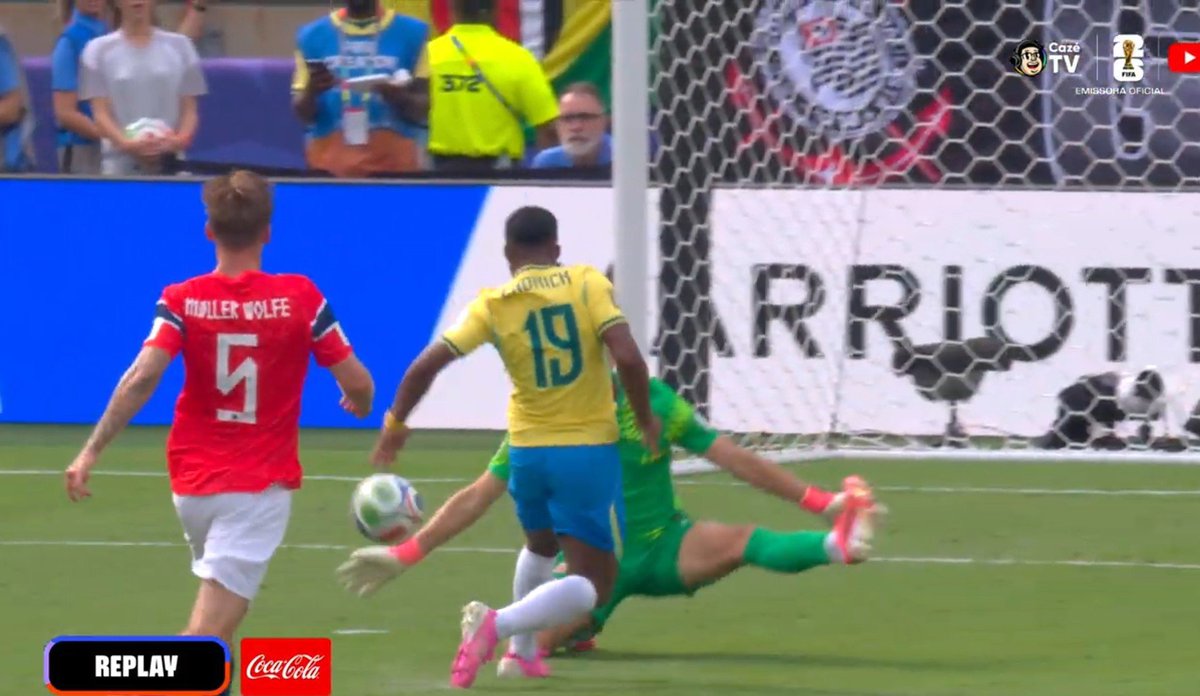 Itamar32sp's tweet photo. @luissfabiani Como pode o Neymar perde um gol deste ne kkkkk https://t.co/qW4ln4Dae1