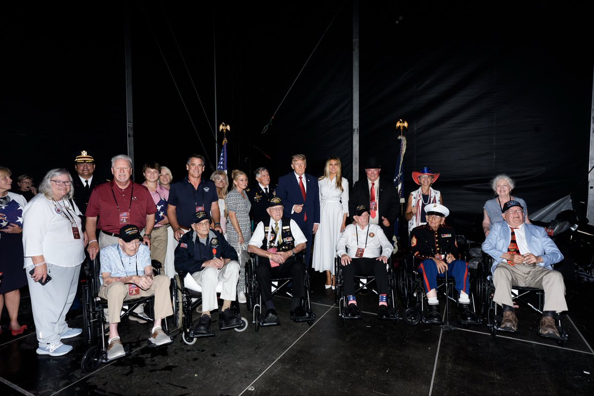 WhiteHouse's tweet photo. A nation 250 years strong, thanks to those willing to defend it. Forever grateful to our veterans. 🇺🇸

@POTUS &amp; @FLOTUS with U.S. veterans at Salute to America. ❤️ https://t.co/l2inzw7M7p