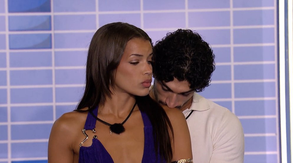 camcmrns's tweet photo. he giving kayda the broke bf hug 😭 #loveislandusa https://t.co/gHsffoqeOh