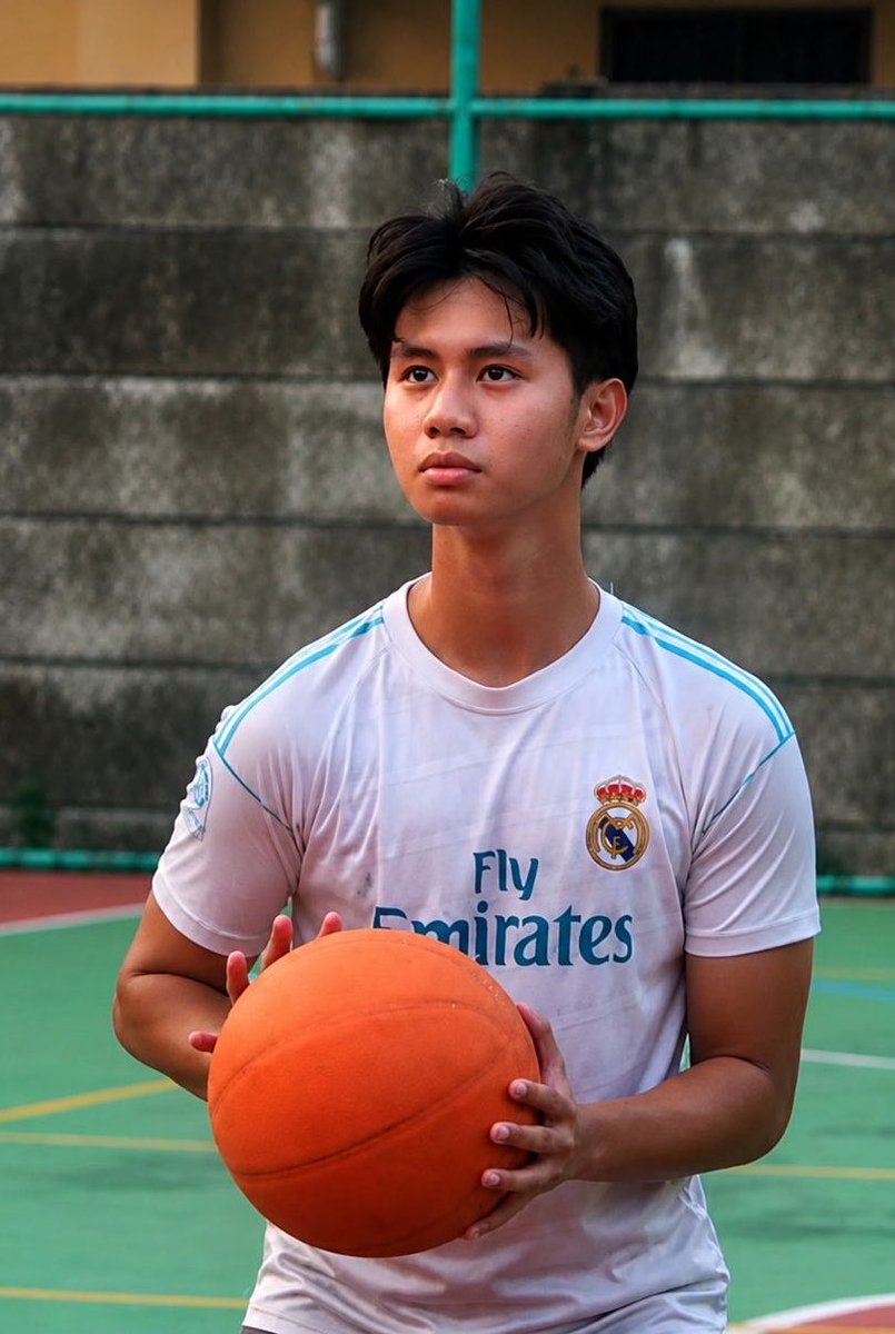 ris0lmayoooo's tweet photo. Profil Kafka Bintang Timora, mahasiswa Kedokteran Militer Universitas Pertahanan RI ber-IPK 3,83 yang jadi peserta Clash of Champions Season 3:

- Kafka Bintang Timora merupakan mahasiswa Program Studi Kedokteran Militer di Universitas Pertahanan Republik Indonesia (UNHAN).

- Kafka menjadi salah satu peserta Clash of Champions Season 3 dari kategori mahasiswa sekolah kedinasan yang diperkenalkan pada Batch 12.

- Ia merupakan peraih Silver Medal Olimpiade Sains Nasional (OSN) Bidang Geografi, yang menjadi salah satu pencapaian akademik bergengsi sebelum menempuh pendidikan tinggi.

- Berbekal prestasi akademik yang konsisten, Kafka memiliki IPK yang tinggi dan berhasil lolos seleksi sebagai salah satu peserta Clash of Champions Season 3.

- Sebagai mahasiswa Kedokteran Militer, Kafka menjalani pendidikan yang memadukan ilmu kedokteran dengan pembinaan karakter, kepemimpinan, serta kedisiplinan militer.

- Selain aktif menempuh pendidikan di UNHAN, Kafka juga dikenal membagikan aktivitas serta perjalanannya melalui media sosial.

- Berkat kemampuan akademik, daya analisis, dan latar belakang pendidikan yang unik, Kafka dipercaya menjadi salah satu wakil mahasiswa sekolah kedinasan di Clash of Champions Season 3.

- Dalam Clash of Champions Season 3, Kafka dikenal sebagai peserta yang tenang, fokus, dan memiliki kemampuan berpikir logis saat menghadapi berbagai tantangan kompetisi.

- Kafka menjadi salah satu mahasiswa berprestasi yang membawa nama Universitas Pertahanan Republik Indonesia ke ajang Clash of Champions Season 3 dan diharapkan mampu menunjukkan performa terbaiknya di kompetisi tersebut.