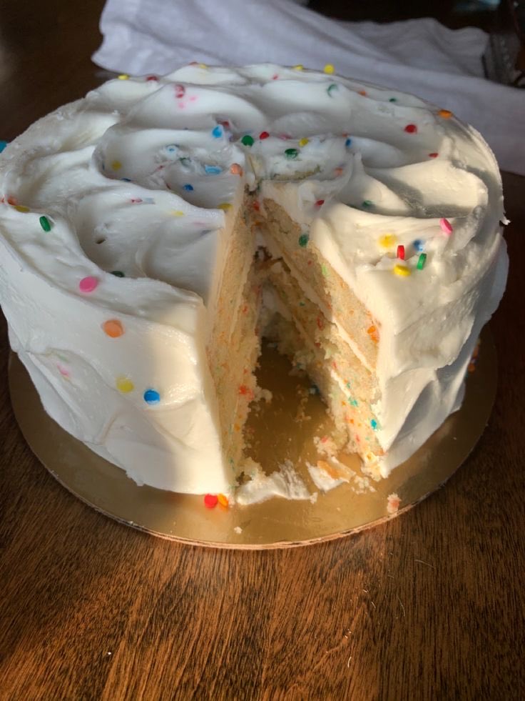 ArchivesJayce's tweet photo. Guys! They (Mel) made me a cake 🥹 We had to stop Vi from trying to put 50 candles on the top and lighting them all 😂 https://t.co/t901KcLigC