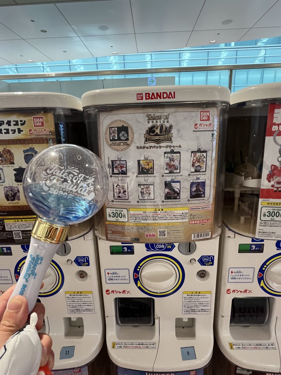 Taruho_ei's tweet photo. 帰りの空港✈️にてテイルズガチャ発見！
最後までテイフェスが見送ってる https://t.co/Cj1V8DU1Vj
