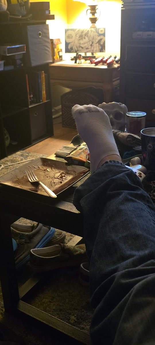 rainbrobear's tweet photo. Just worked a 7 hour shift in retail, had some dinner, and now I need someone to spoil me. I need a pedicure something awful. https://t.co/UDboeu7Ltv