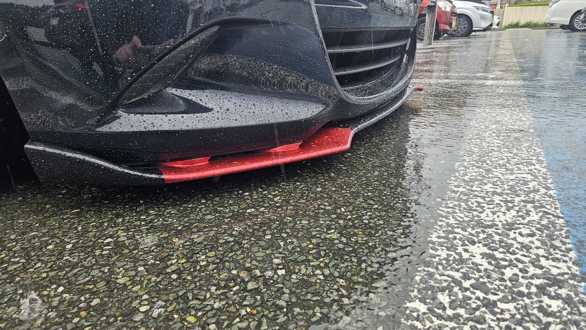 yori7110's tweet photo. 土曜日にUSS九州うしゅうでNDロードスターを落札し、
陸送をお願いしたら、「車高が低すぎて10台積み積載車に乗らないなら陸送出来ない」
て連絡が、、

新幹線で鳥栖までND引き取りに来ました。
「めっちゃ低いわ(゜ロ゜;」

うちの積載車でも無理だと思います。 https://t.co/rQ0x8oouzQ