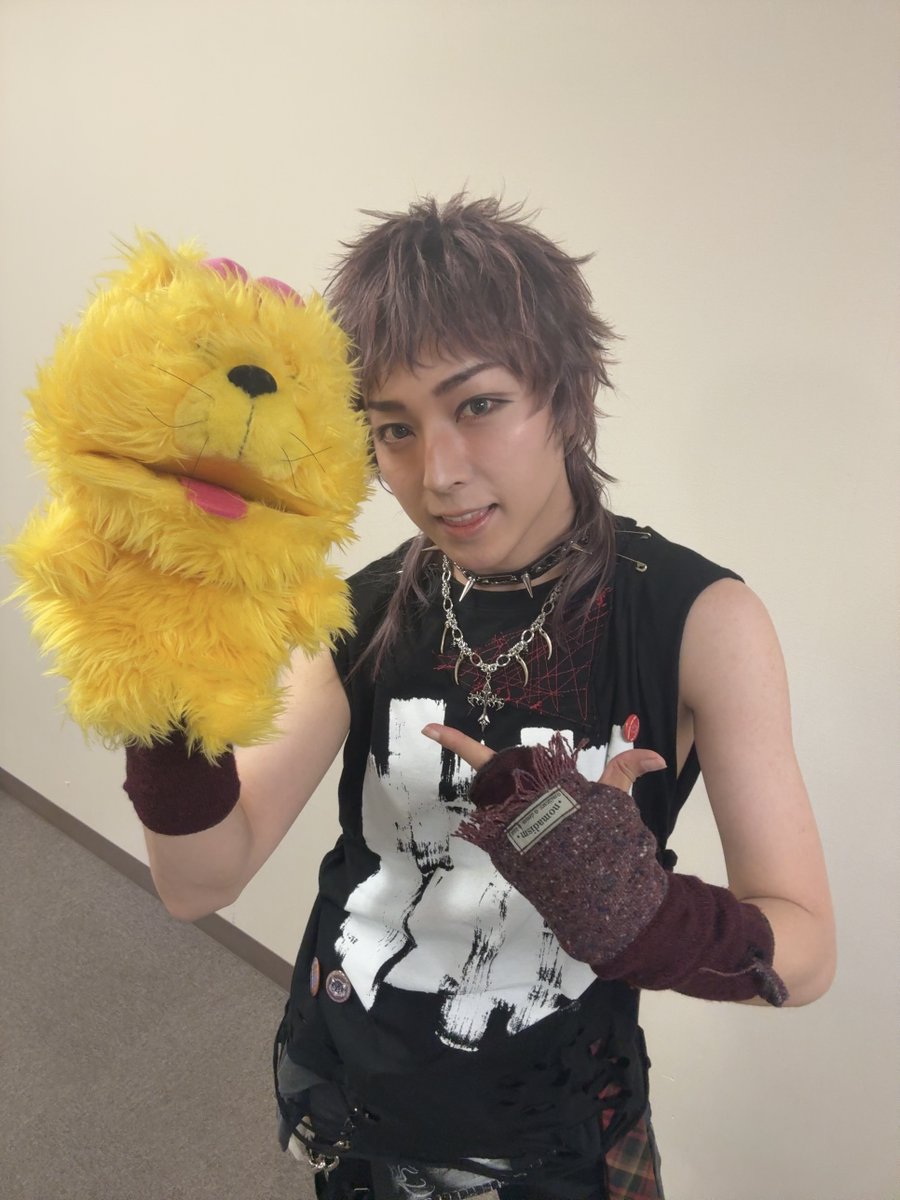 qs_mall's tweet photo. 【楽屋ショット】
7月5日(日)蒼井翔太4thアルバム「LIMITLESS」発売記念フリーライブイベント＠大阪にお越しくださったみなさん、ありがとうございました！！
楽屋ショットをお届けします♪

#蒼井翔太 https://t.co/Hf3Mo1GI5p