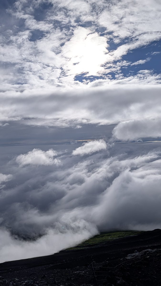 spoon_colone's tweet photo. 御来光は全く見えないし、下山の8合目まではしっかり雨、小雨、霧雨、風、気温も3℃とか死ぬかと思ってた。
無事にちょっとは素敵な景色がみれた https://t.co/xLm3wMEM0j