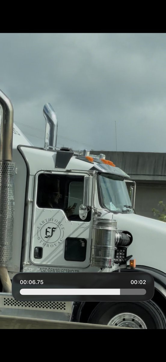 BYoungCorrupt's tweet photo. To everyone claiming truck crashes are “because of Indian drivers”—here’s a white truck driver caught on his phone while driving.

The problem isn’t race. The problem is reckless drivers.

If you’re using accidents to justify racism, you’re exposing your own prejudice—not the fax https://t.co/b9QFqE2QJW
