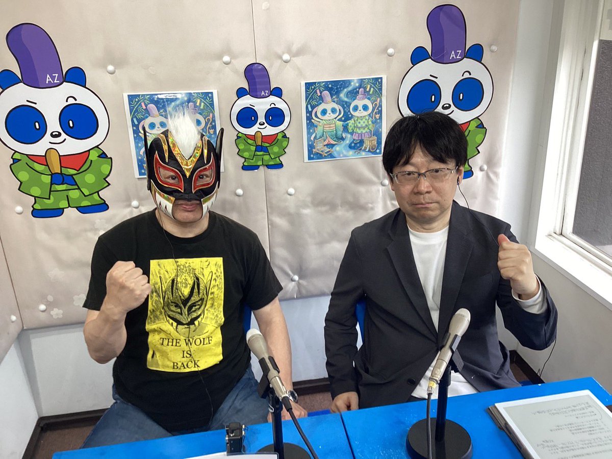 yoshihisa_iida's tweet photo. プロレスラーのウルフ選手がパーソナリティを務める鳥越アズーリFM『ザ・ウルフの吠えるラジオ！』に、2か月連続でゲスト出演してきました。

生放送にもかかわらず、話が盛り上がりすぎて放送時間をオーバーする事態に…。それでも放送局の皆さんにご調整いただき、無事に最後までお届けすることができました。

放送時間を延長していただき、ありがとうございました🙇

前回は内容が濃すぎて、もはやプロレスファンでもついてこられないほど、ブラジルの格闘技「ルタリブレ」の話をしてしまったので、今回はプロレスの話題を中心にお届けしました。

アーカイブは約1か月後にYouTubeで配信予定です。公開されたら、あらためてお知らせします！
https://t.co/LwiPBWmOIf

#プロレス #ウルフ #鳥越アズーリFM #ザウルフの吠えるラジオ #ラジオ出演 #ゲスト出演 #ルタリブレ #格闘技 #YouTube #社労士