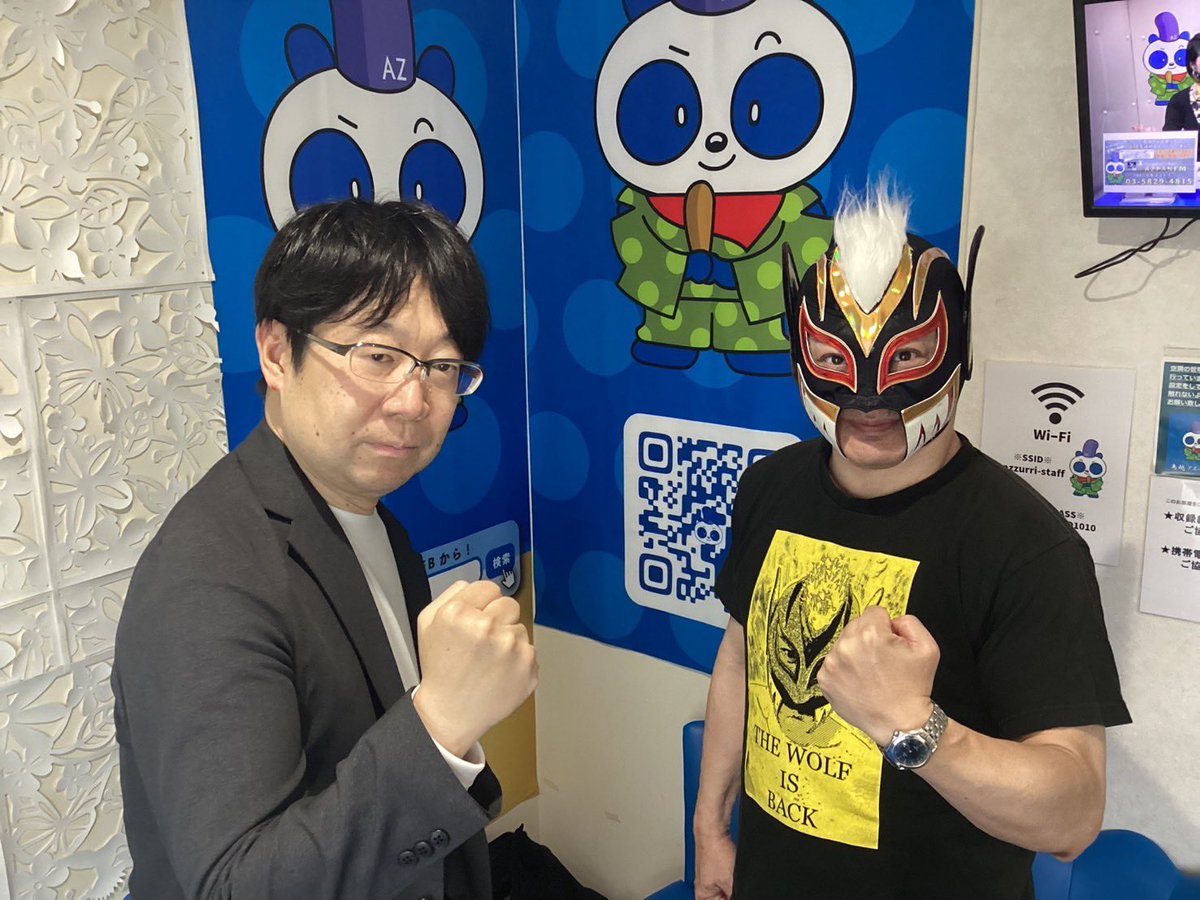 yoshihisa_iida's tweet photo. プロレスラーのウルフ選手がパーソナリティを務める鳥越アズーリFM『ザ・ウルフの吠えるラジオ！』に、2か月連続でゲスト出演してきました。

生放送にもかかわらず、話が盛り上がりすぎて放送時間をオーバーする事態に…。それでも放送局の皆さんにご調整いただき、無事に最後までお届けすることができました。

放送時間を延長していただき、ありがとうございました🙇

前回は内容が濃すぎて、もはやプロレスファンでもついてこられないほど、ブラジルの格闘技「ルタリブレ」の話をしてしまったので、今回はプロレスの話題を中心にお届けしました。

アーカイブは約1か月後にYouTubeで配信予定です。公開されたら、あらためてお知らせします！
https://t.co/LwiPBWmOIf

#プロレス #ウルフ #鳥越アズーリFM #ザウルフの吠えるラジオ #ラジオ出演 #ゲスト出演 #ルタリブレ #格闘技 #YouTube #社労士