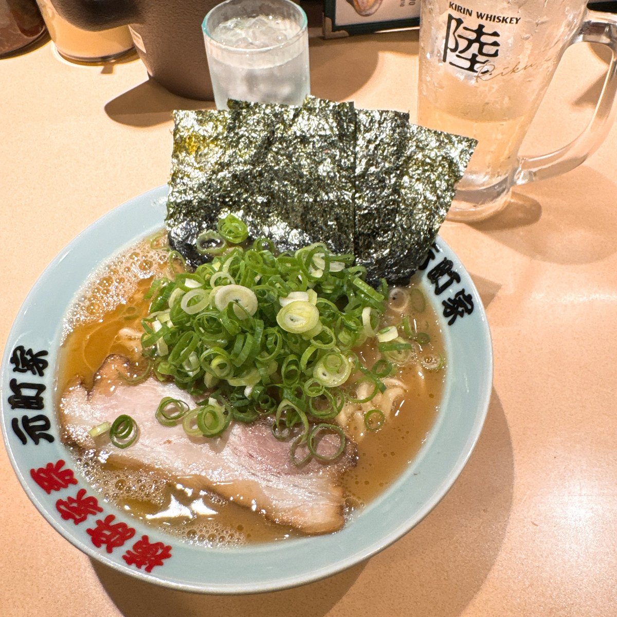 1040BNR34's tweet photo. 横浜家系 ラーメン元町家さん
ラーメン+ハイボール

昨夜の1杯目
0次会で先ずラーメン🍜

本来ならあとライスですがセーブ😣 https://t.co/8zGkalNanr