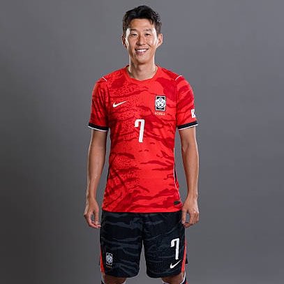 KNTFootball's tweet photo. If there’s a coach that respects/believes in Sonny, and can get the best out of our captain it’s Bento:

Bento on Son: “He is the most outstanding player among those I have coached, possessing the finest professional mindset. No one knows better than me what kind of feelings Son holds for his homeland and what it means to him to play as a national team player." 🫡🇰🇷

#손흥민
