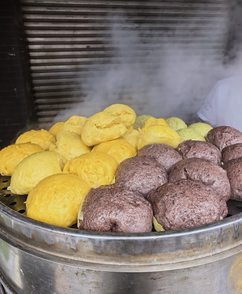 Davidkoli9's tweet photo. 7am. Chengdu morning market. Nobody speaks English here. The language is entirely smell-based and I am FLUENT. 👃🥟
A belly full of regret that I didn't bring a bigger stomach🤨.
 #ChengduMorningMarket #StreetFoodChina #Foodie #MarketLife https://t.co/rILKaUG3Lj