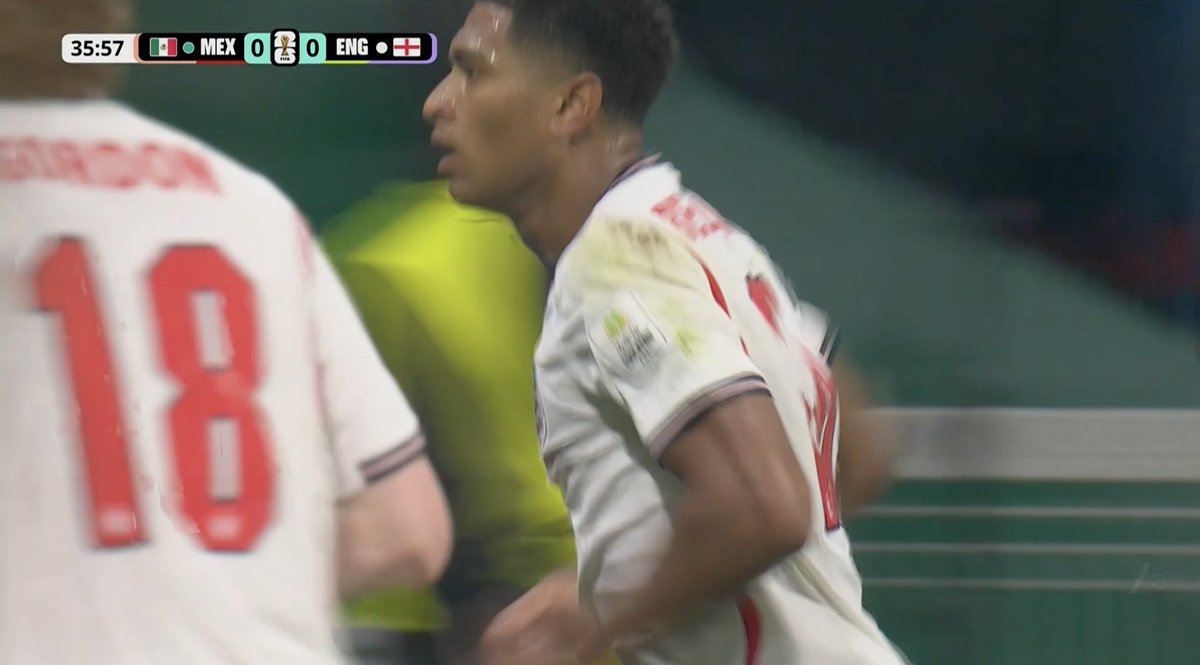 ofootball__'s tweet photo. GOOOOOAAAAAAAALLLLLLLL!

🚩 Live: Mexico 0-1 England
⚽️ Goal: Bellingham (36') https://t.co/6cZ5F2oDYX