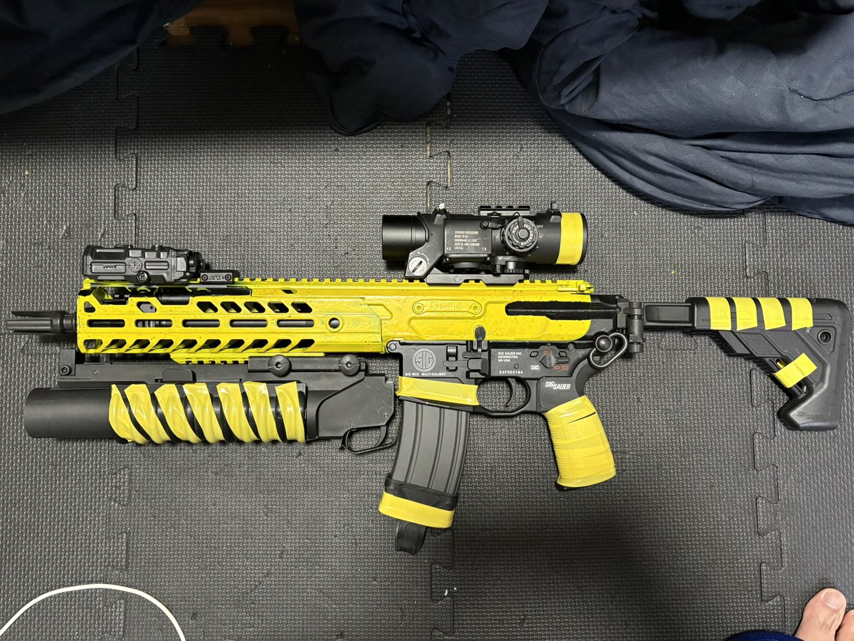 kn96018939's tweet photo. SIG MCX（toxicant GBB）です😚

COD MW2のDMZモードに出現する敵のボスキャラ的なヤツ【ケミスト】が使用しているモデルを再現しました🤭

当時気に入っていてケミストを狩りまくって何本も持ち帰っていましたw

設計図からも沢山作りましたよ😆

サバゲーでは黄色チームじゃないと紛らわしいですねw https://t.co/hDIjdp87BR