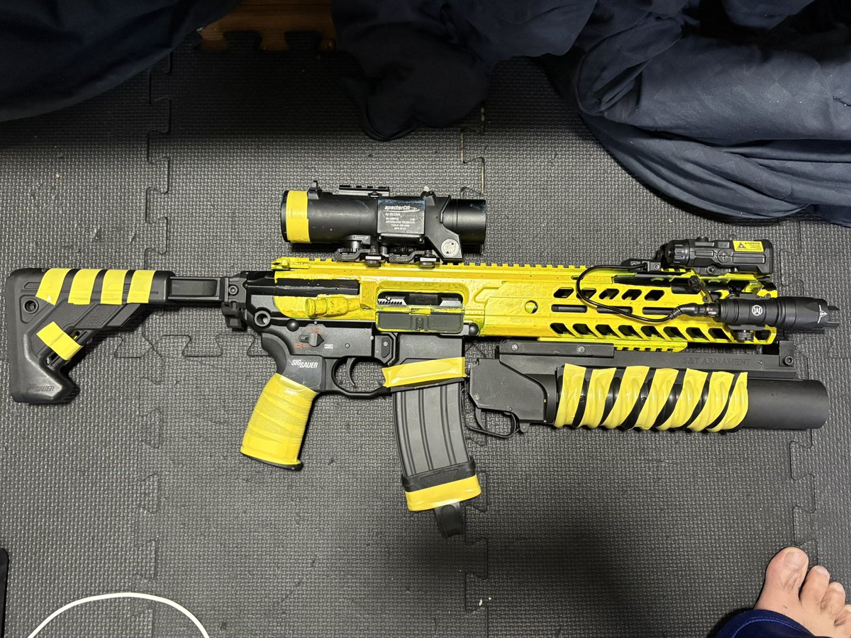 kn96018939's tweet photo. SIG MCX（toxicant GBB）です😚

COD MW2のDMZモードに出現する敵のボスキャラ的なヤツ【ケミスト】が使用しているモデルを再現しました🤭

当時気に入っていてケミストを狩りまくって何本も持ち帰っていましたw

設計図からも沢山作りましたよ😆

サバゲーでは黄色チームじゃないと紛らわしいですねw https://t.co/hDIjdp87BR