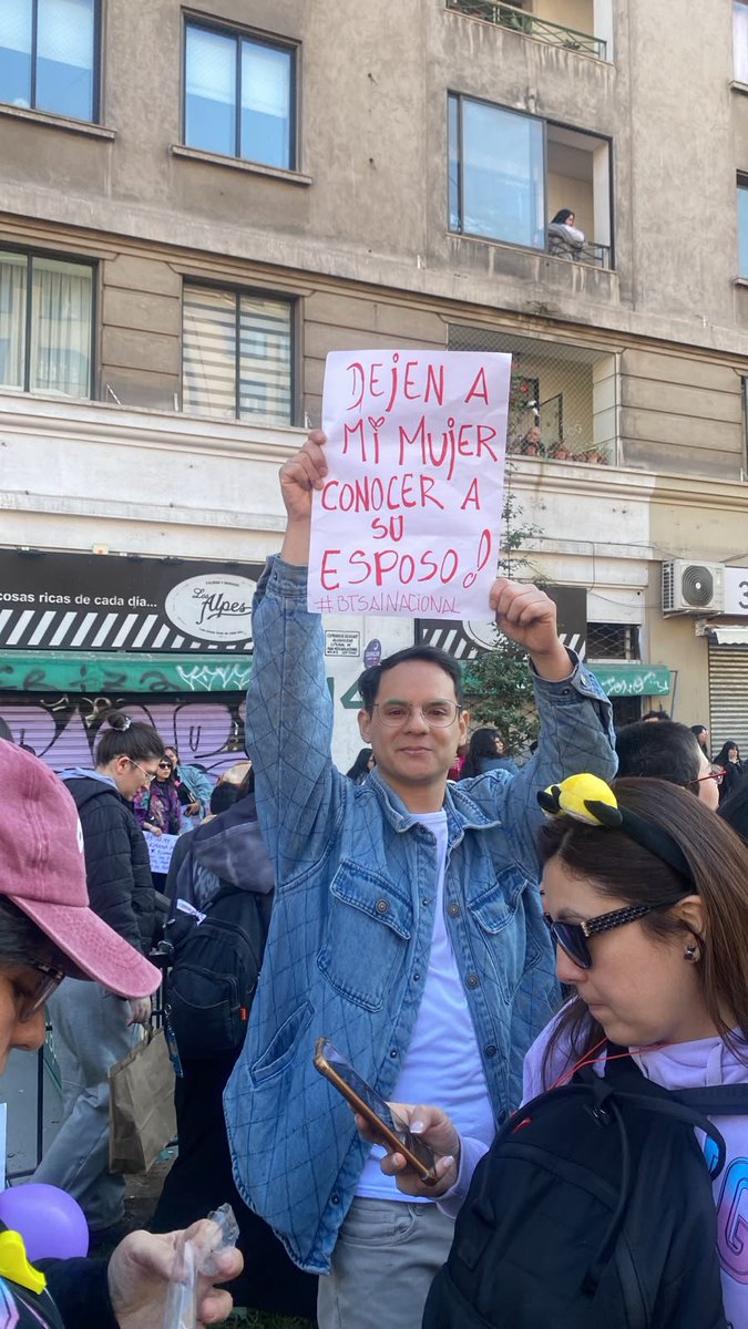 pjmIesviu's tweet photo. El cartel de "dejen a mi mujer conocer a su esposo" y los freebies que daban con el pastito incluído HELP SHJSSJ 😭😂 https://t.co/g4cboPL9GQ