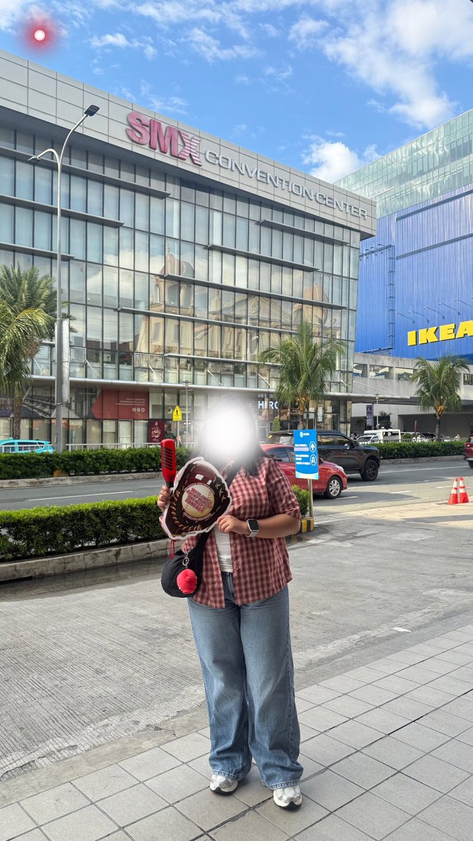 junckoook's tweet photo. han and @iKONIC_143 reunion after 7 years! ♥️ see you again next year 🥹

#iKON_FOUREVER_TOUR_MNL https://t.co/2TqnALrDWo