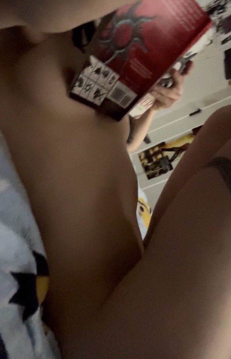 arsenicdaydream's tweet photo. How to read laying down: using your boobs https://t.co/9A0wTE8nGn