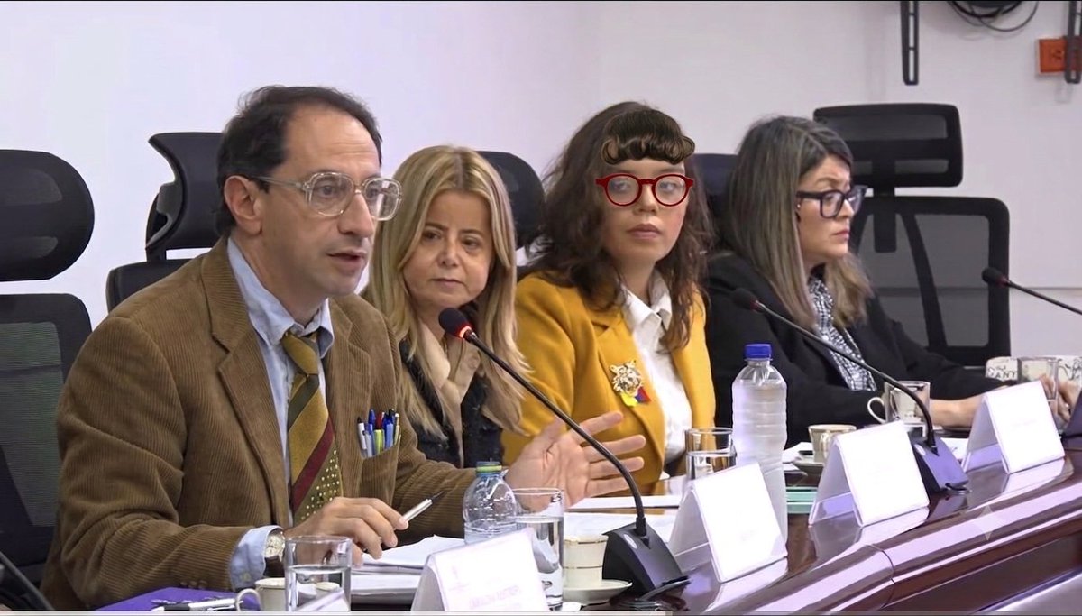 alejcol1997m's tweet photo. @IvanCepedaCast Nicolas Mora, la peliteñida y Betty están trabajando en eso. https://t.co/eQJ5fbfJcN