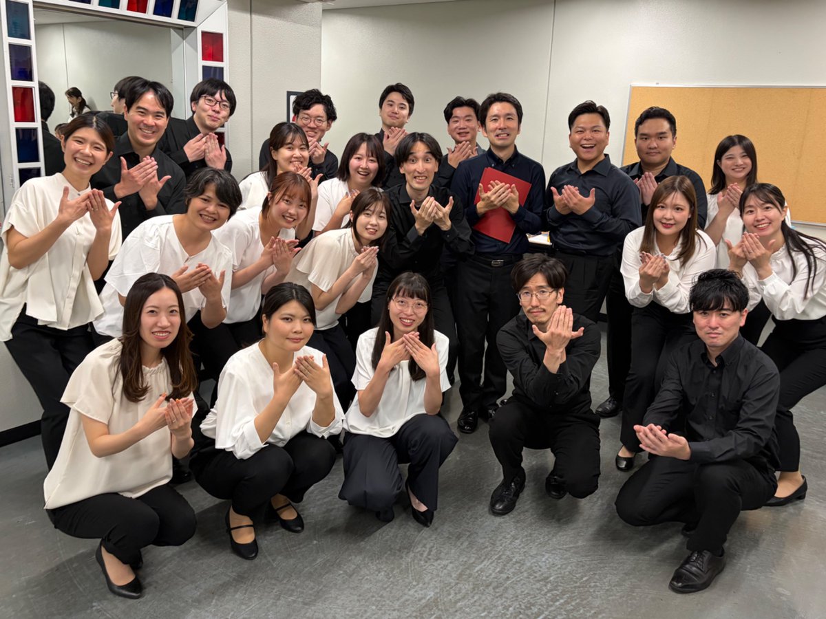 yamanami_chorus's tweet photo. 昨日の「遊声」第29回演奏会、無事終演いたしました。
お越しいただいた皆様、スタッフの皆様、共演者の皆様、本当にありがとうございました。

自分たちのやりたいことをやり切った、終演後の山ポーズをご覧ください。合唱って楽しいです！ https://t.co/dfpUZsKpTB