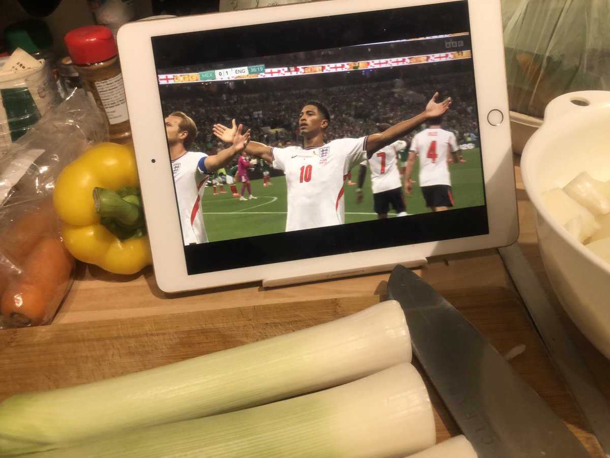 KitchenMushi's tweet photo. よし！よし！よし！！！
あれ？ええっ2点目⁉️
いつも涼しくなってから仕込みしてるので、このくらいの時間は割と普通。
乳児の頃から夜型で母は苦労したそうです https://t.co/BQFKKuTDc8