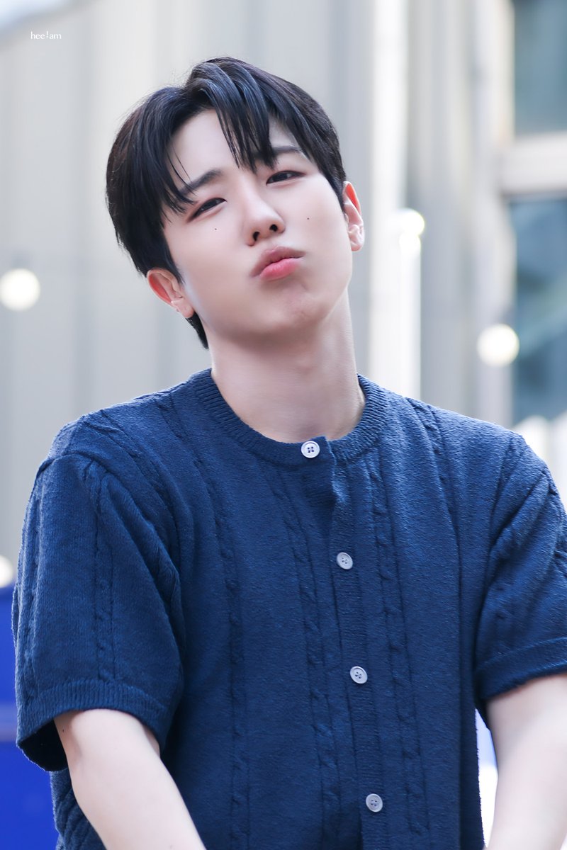 HeeIAM0222's tweet photo. 260628 건대 버스킹

월요일 조아… 최고😗
이번주도 열심히 행복하길💓

@heeeeeejae94
#희재 #유희재 #HEEJAE 
#세븐어스 #SEVENUS #유희재밌다
#The_Leap #도약 https://t.co/qyrgNKqzcf