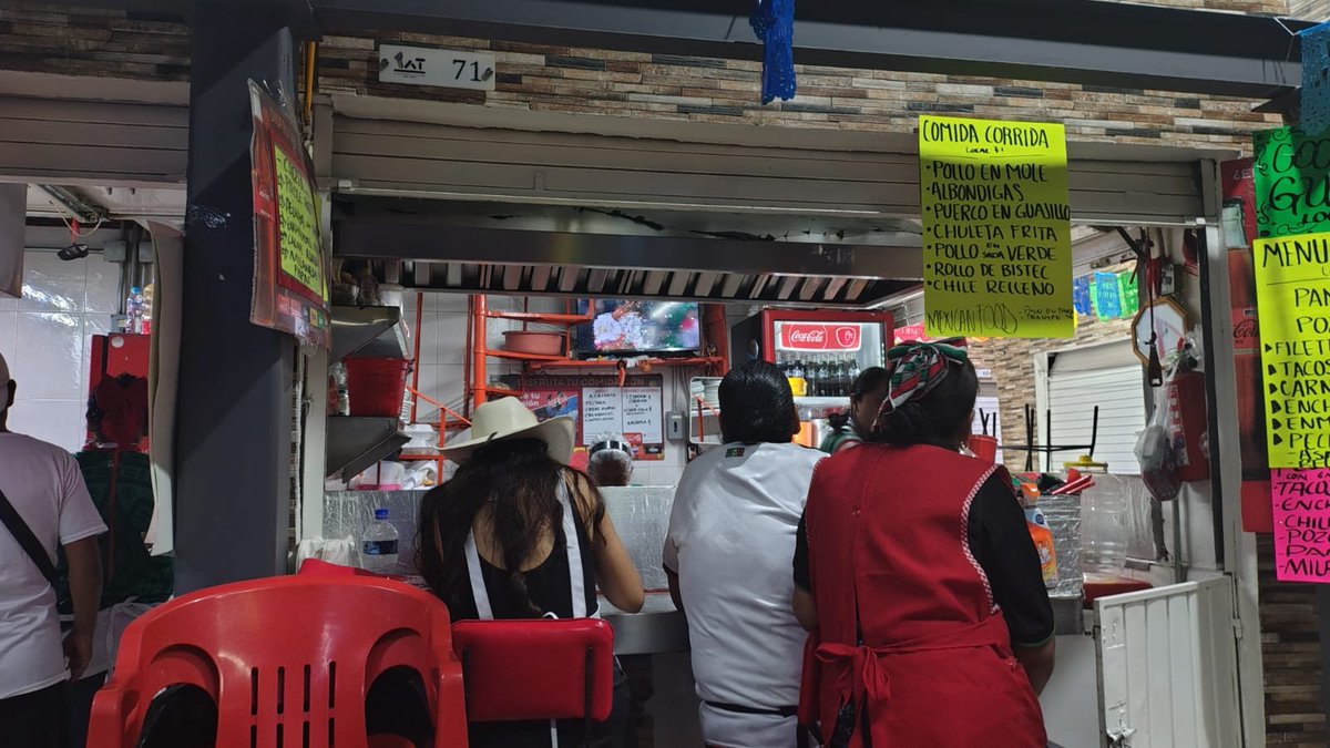El_Universal_Mx's tweet photo. 🇲🇽 🆚 🏴󠁧󠁢󠁥󠁮󠁧󠁿  El mercado de Huipulco, ubicado a metros del Estadio CDMX, la afición mexicana se reunió para ver el partido entre México e Inglaterra.

Varios decidieron quedarse tras comer en alguno de los puestos o fondas.

#FOTOS: Arantxa Meave | EL UNIVERSAL https://t.co/alo9FJwLfx