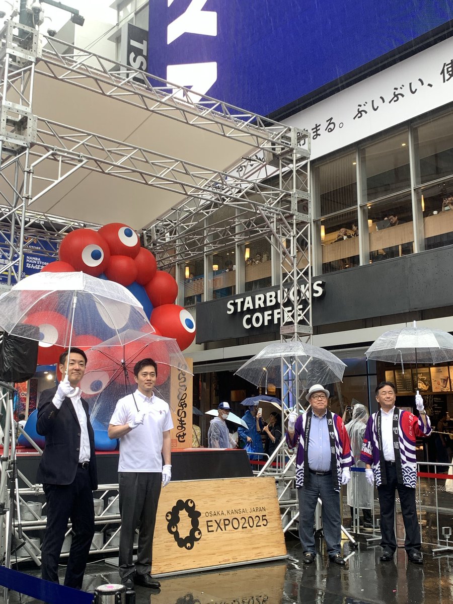 dotonbori_jp's tweet photo. 万博の #いらっしゃいミャクミャク が道頓堀へ！

吉村洋文大阪府知事、横山英幸大阪市長らによる除幕式が執り行われました。

【ミャクミャクモニュメント】
📍道頓堀商店街 かに道楽本店前（大阪市中央区道頓堀1丁目8）

📅2026年7月6日（月）～8月31日（月）（予定）

#みゃくみゃく道頓堀 https://t.co/CQDdwCYnrR