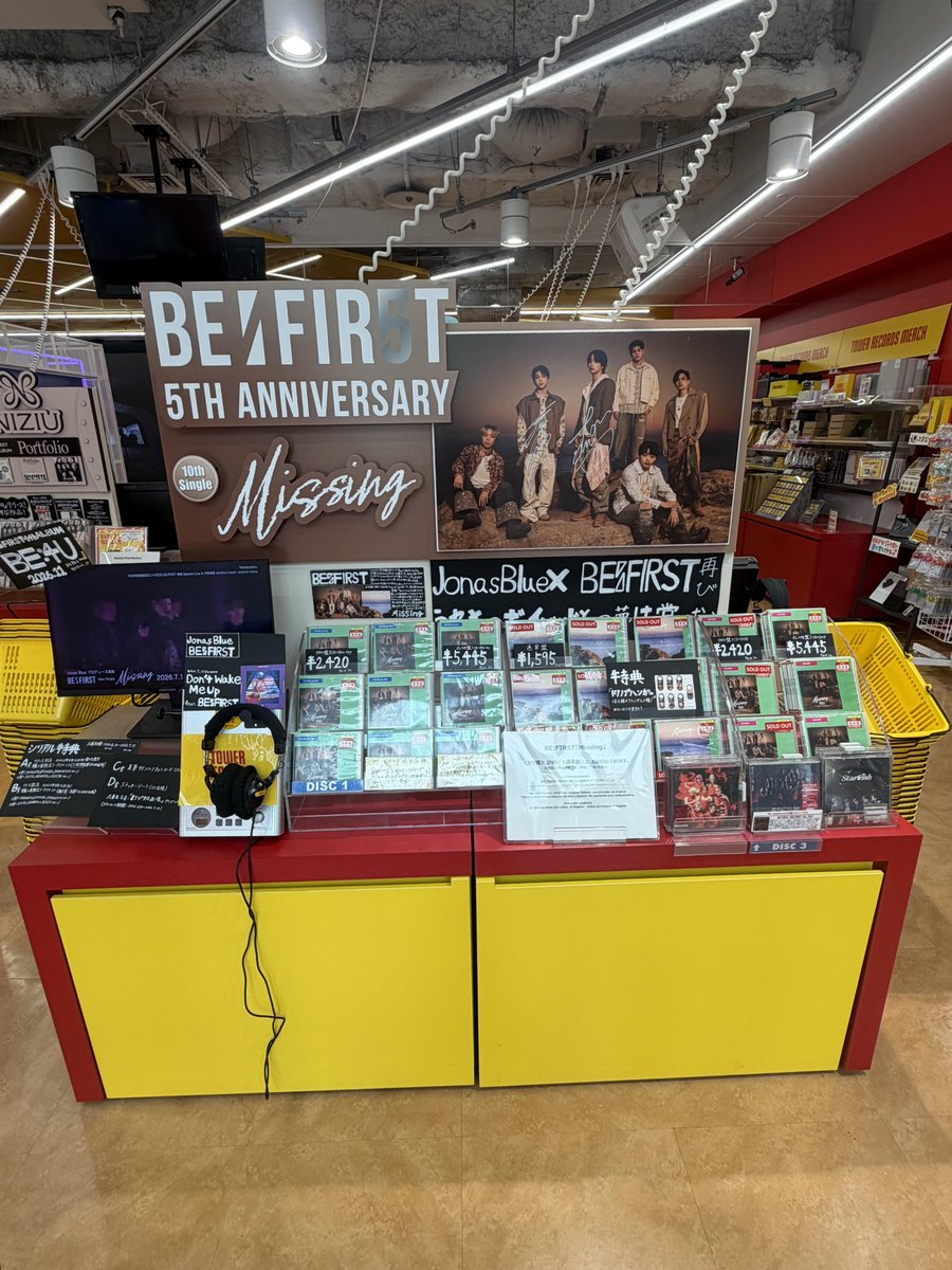 TOWER_Shibuya's tweet photo. 【#BEFIRST】#BMSG
5th Anniversary Project
第二弾SG「Missing」
⚠️通常盤【お品切れ】しております。
#BF_Missing
☆★━━━━━━━━━━━━★☆　
4年振り、2度目の
＼#JonasBluexBEFIRST／
本作はJonas Blue書き下ろし🎶

／
JUNONさん、SHUNTOさん
ご訪店時のサイン、コメントカード掲出中🌟
（詳細は下のポストに掲載）
＼

RYUHEIさん作詞に参加”Why,Why” SHUNTOさんソロ曲”Want it”3曲入り🙌

🚪特典　ドアノブハンガー🚪

ご来店お待ちしております☺️(SZ)