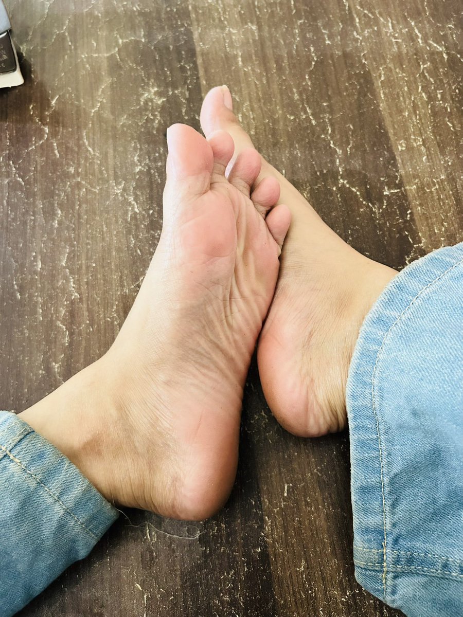 JamilaBibi20020's tweet photo. Daughter feet 🦵 
@az5bjv8 @islamabad_mona @gullmakai22 @Sanaferozkhi @saimamaliksimi @wild_velvet1 @Hania__world @Anamtahaq11 https://t.co/yYn5Vo2wrB