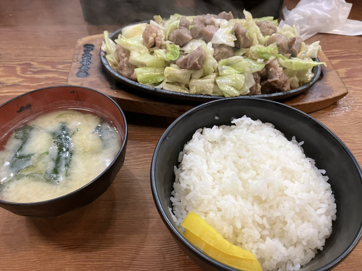 i_ccho's tweet photo. ゆかりんツアー福岡公演終了後、
南福岡のびっくり亭まで。

電車止まっててタクシー代が高くついたけど、それでも行く価値があるバカウマ焼肉。
ポテチも作り始めたんですね、お土産に買いました。 https://t.co/pYtlfXy0RD
