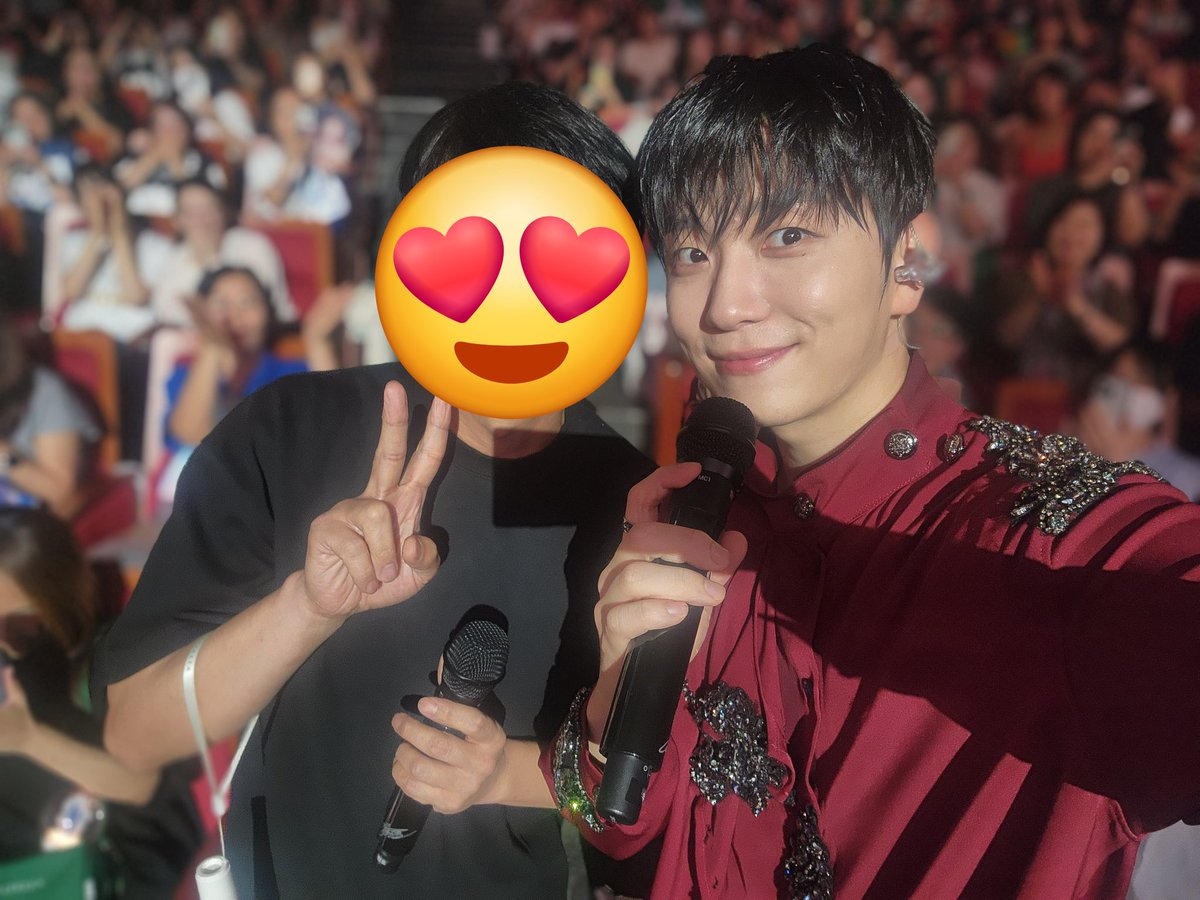 woorim486's tweet photo. 덕친들의 이이기를 들어보니 스탠딩 때 우림이가 남편 쪽을 계속 봤다던데 정작 남편은 1부 때 때려맞아서(매우 좋았단 이야기) 공연 즐기느라 아예 몰랐고 인터뷰하는 내내 너무 떨려서 무슨 말 했는지도 모르겠다는 후기!
그리고 "○○아, 내가 고우림이랑 포옹할 일이야?"라며 아내를 놀림. https://t.co/fJTXLxGXRD