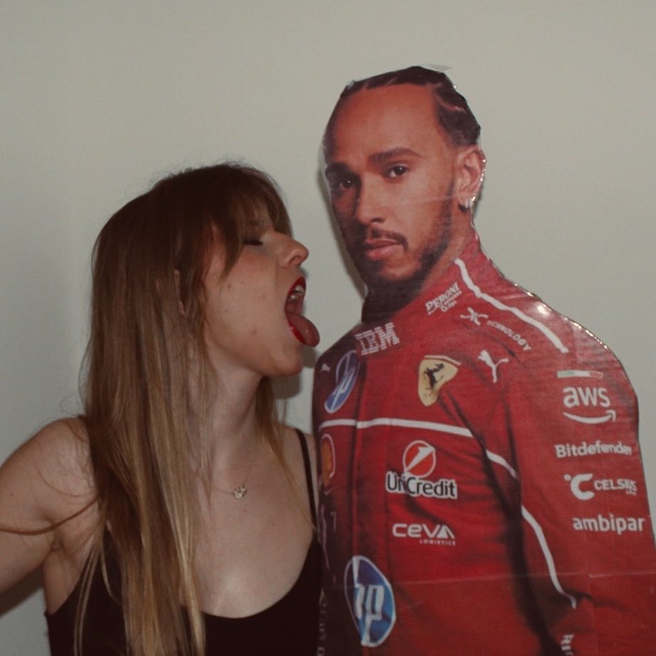 itsrafela's tweet photo. dia 4 pedindo pra @Shell me levar pra conhecer o @LewisHamilton no gp de são paulo

this is me btw https://t.co/EHRdj1Cy62