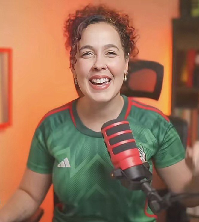 TheVerdugoEc's tweet photo. Como siempre, la cubana apoyando lo que le conviene.

No importa si los mexicanos fueron racistas y xenófobos contra nosotros…ella feliz portando esa camiseta. https://t.co/NxwH5X2PyL