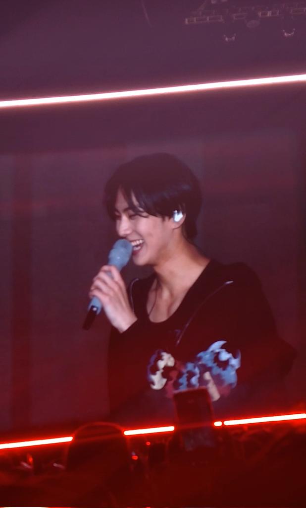 jungwonfates's tweet photo. o enhypen super triste no show https://t.co/b9dDk0cF0o