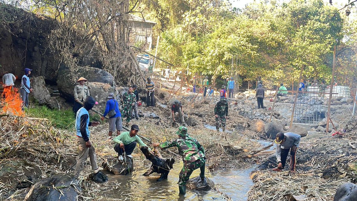 kodim0804's tweet photo. Anggota Koramil 0804/07 Karangrejo bersama masyarakat melaksanakan karya bakti pembangunan Jembatan Aramco yang berada di Desa Ginuk, Kecamatan Karas, Kabupaten Magetan, Senin (7/7/2026). Kegiatan tersebut merupakan wujud nyata kepedulian TNI dalam membantu masyarakat. https://t.co/kpexdij3p1