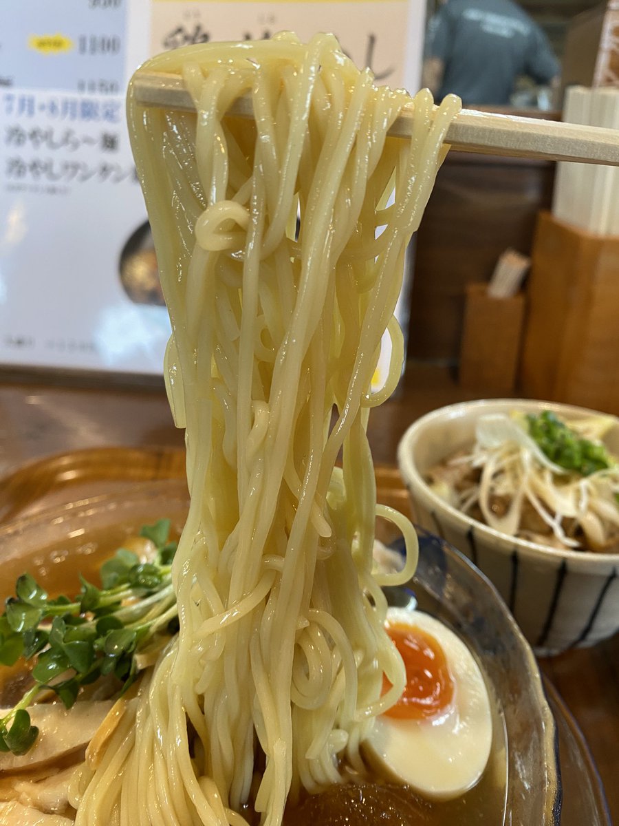 April_fooller's tweet photo. 年中食べたい夏の風物詩

▶︎らーめん三福/冷やしワンタン麺 ミニチャーシューご飯

この冷やしスタイルになってからは15年連続で食べてますが、毎年ため息と一緒に魂が抜けんじゃないかってくらいうんまいです(猛暑日に食べると特に)。ここまで完成度が高すぎると時代や流行なんて関係ないんですね。 https://t.co/SoTCSx2Ljj