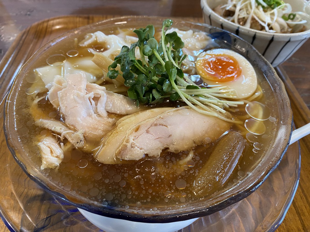 April_fooller's tweet photo. 年中食べたい夏の風物詩

▶︎らーめん三福/冷やしワンタン麺 ミニチャーシューご飯

この冷やしスタイルになってからは15年連続で食べてますが、毎年ため息と一緒に魂が抜けんじゃないかってくらいうんまいです(猛暑日に食べると特に)。ここまで完成度が高すぎると時代や流行なんて関係ないんですね。 https://t.co/SoTCSx2Ljj