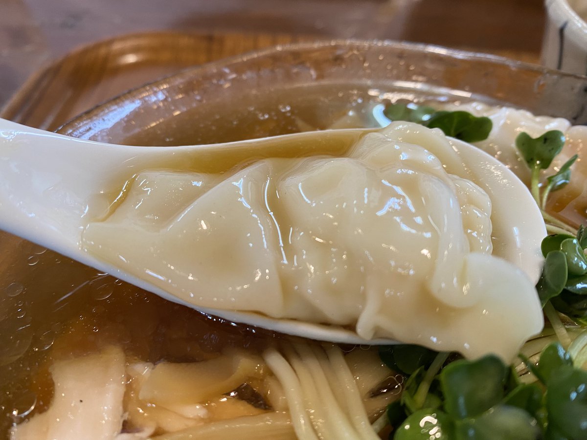 April_fooller's tweet photo. 年中食べたい夏の風物詩

▶︎らーめん三福/冷やしワンタン麺 ミニチャーシューご飯

この冷やしスタイルになってからは15年連続で食べてますが、毎年ため息と一緒に魂が抜けんじゃないかってくらいうんまいです(猛暑日に食べると特に)。ここまで完成度が高すぎると時代や流行なんて関係ないんですね。 https://t.co/SoTCSx2Ljj