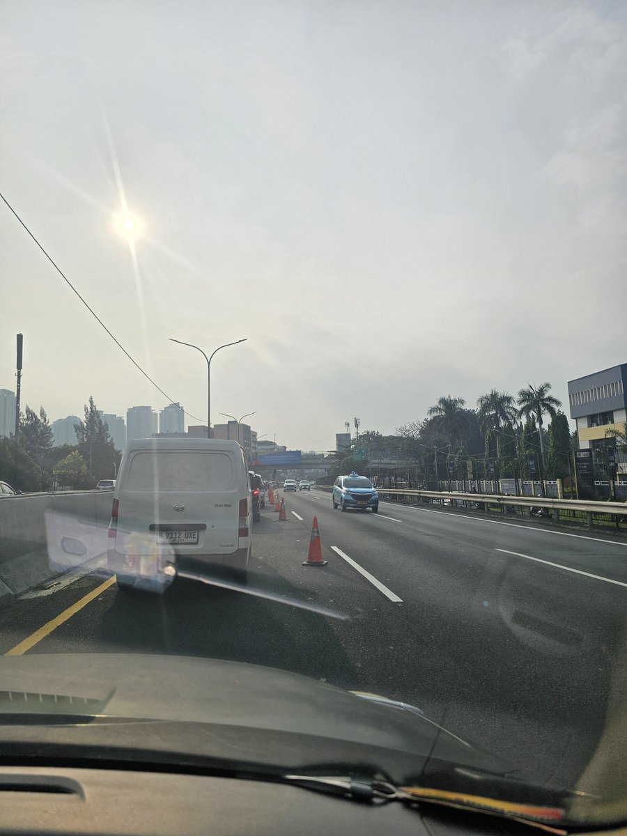 dhinunwashere's tweet photo. @PTJASAMARGA @RadioElshinta percuma masuk kontra flow gak guna malah macettt tol janger arah jakarta https://t.co/WA8uNricUn
