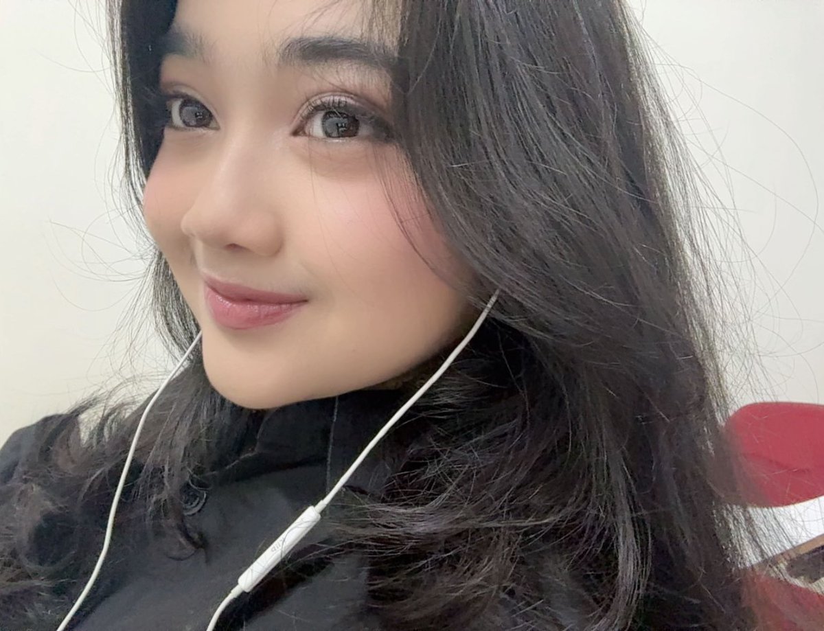 blueburried's tweet photo. met pagi dari aku yang lagi nungguin my istri sidang💜 https://t.co/6PhYjI53bw