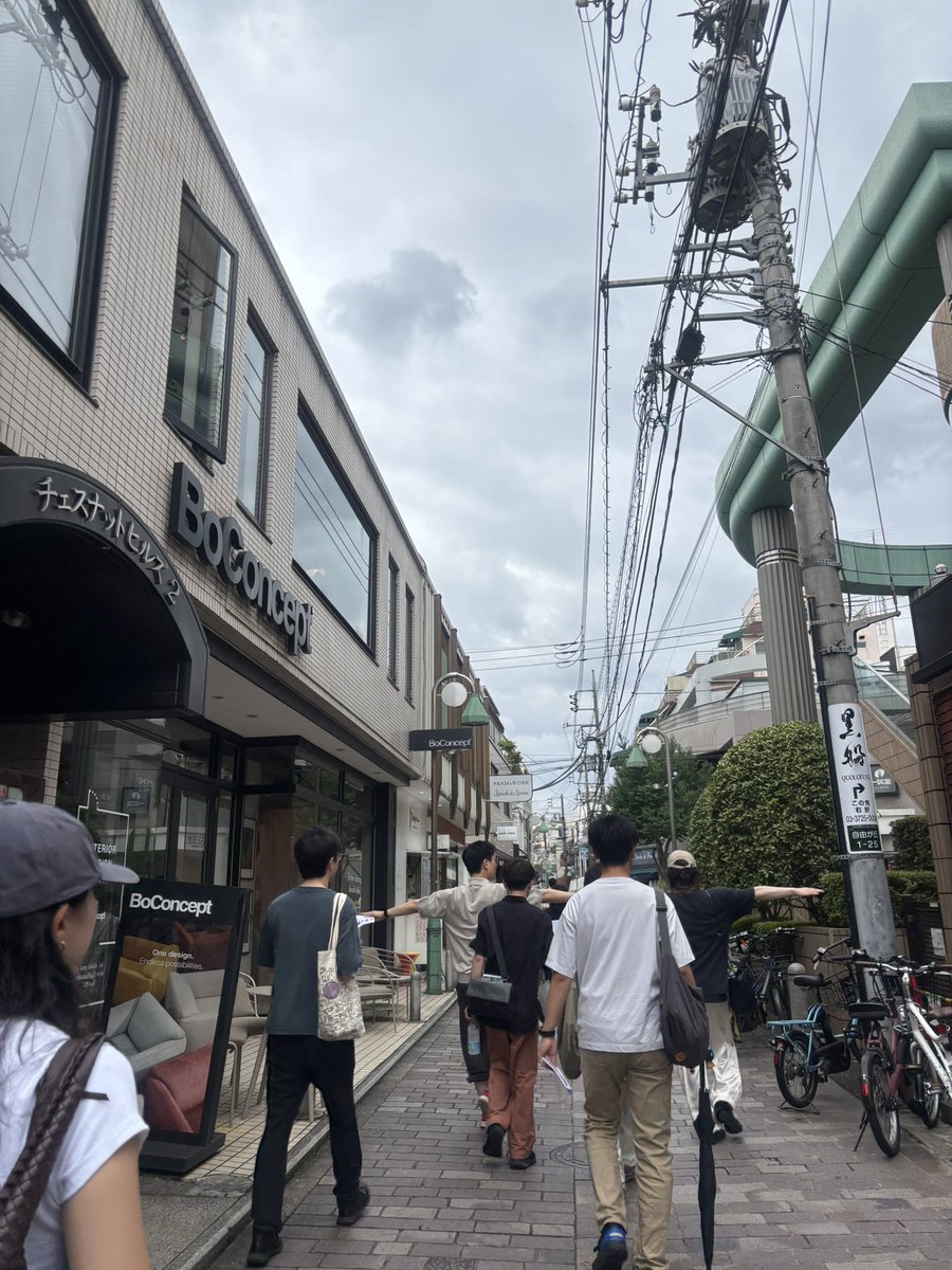 SYL_students's tweet photo. 週末はB4主催のまちあるき！
舞台は世田谷区です✨️

まちあるきでは田園調布の計画された住��街や、太子堂の修復型の住宅街など、様々な住宅街のまちづくりを感じることが出来ました🏠

蒸し暑い中でしたが、等々力渓谷や二子玉川などにも行くことができ、とても充実したまちあるきとなりました🚶‍♀️ https://t.co/115d8KBAiC