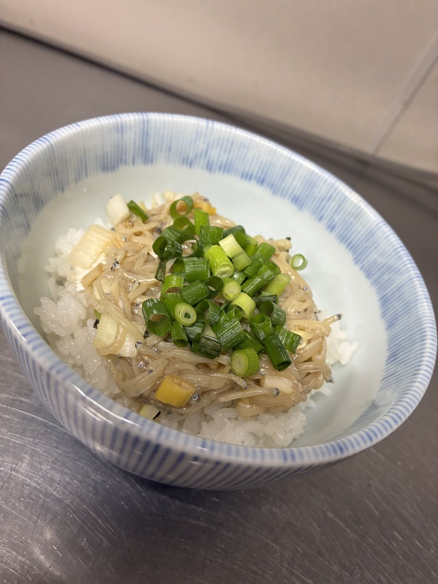 syun_ra_21's tweet photo. 7/6（月）の営業予定です。
ランチ 11:00-14:30LO
ディナー 18:00-20:30LO

【限定麺】
雲丹の冷やしらぁめん
▶︎大盛+100円
🧊夏季限定　冷やしらぁめん（塩/醤油）🧊
▶︎豚出汁、蜆、スズキ、5種煮干、乾物
【限定丼】
香味タレ生しらす丼
【限定和え玉】
黒胡椒ブラック和え玉
【デザート】
赤紫蘇チェリーとキウイラッシーアイス

【本日の構成】
鮮魚：蜆、スズキ
動物：大山鶏、親丸鷄
煮干：白口、背黒、平子、潤目、鯵
乾物：羅臼昆布、椎茸

【麺】
らぁめん（塩/醤油）
▶︎100円券で手揉み麺変更200g ⚠️大盛不可
つけめん（塩/醤油）夜のみ🌙
▶らぁめんの食券➕つけ麺変更券
まぜそば(国産背脂)

🧊持ち帰り冷凍らぁめん 各1000円🧊
🟦塩（大山鶏、5種煮干、蜆、スズキ）  5
🟨自家製ラー油の冷やし鴨味噌らぁめん 3
🟥アブラボウズの濃厚煮干らぁめん 5
🍖豚バラ吊るし焼きチャーシュー 約800g 3000円🍖
▶︎ハーフサイズ1500円
持ち帰りのみの場合は並ばずにご購入いただけます。
よろしくお願い致します🙇‍♂️
