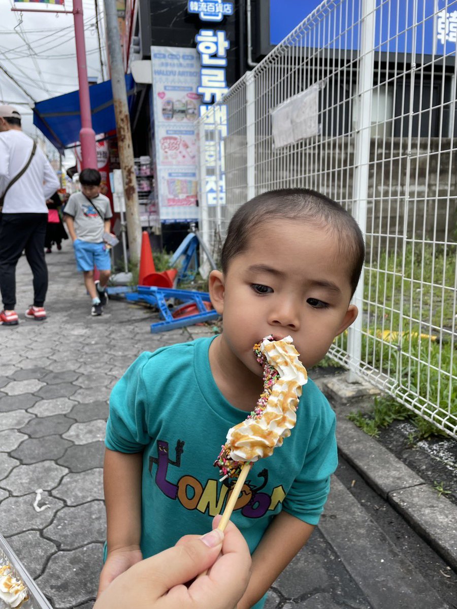 ffmrt's tweet photo. 鶴橋好きすぎて
先々週甥っ子をついに
鶴橋デビューさせました🍌笑 https://t.co/8FBYdbRm9E