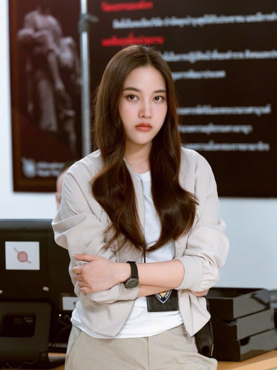 daisynatx's tweet photo. #4Elements : เห็นมีคนเอาชุดของตัวละครในบ้านวาทินวณิชไปเปรียบเทียบกับชุดของคุณสาม ว่าคุณสามแต่งตัวหรูหรา เป็นแฟชั่นนิสต้าสุด ๆ ส่วนคนบ้านวาทินวณิชแต่งตัวเหมือนลุง 

แต่จริง ๆ ถ้าลองมองจาก “บริบทของตัวละคร” จะเห็นว่าทีมคอสตูมออกแบบเสื้อผ้าได้เข้ากับชีวิตของแต่ละคนมาก

คุณสามเป็นคนรวย เติบโตในแวดวงไฮโซ ทำงานเป็นผู้บริหารด้านเทคโนโลยีและคอนเทนต์ ภาพลักษณ์ของ “ประธานบริษัท” จึงสะท้อนผ่านเสื้อผ้าที่ตัดเย็บเนี้ยบ ดูแพง และมีแฟชั่นอยู่ตลอด

ส่วนหมวดลมเป็นตำรวจ อาชีพนี้ไม่ได้จำเป็นต้องมีตู้เสื้อผ้าหรู ๆ อีกทั้งยังต้องย้ายไปปฏิบัติหน้าที่ตามพื้นที่ต่าง ๆ อยู่เสมอ เสื้อผ้านอกเวลางานของลมจึงเน้นความเรียบง่าย ใช้งานได้จริง และเหมาะกับไลฟ์สไตล์ของตัวละคร ซึ่งก็ไม่ได้หมายความว่าแต่งตัวไม่ดีเลย

พี่ดินเป็นเจ้าของไร่ ใช้ชีวิตอยู่กับสวนและพื้นที่เพาะปลูก เสื้อผ้าจึงเน้นความสบาย คล่องตัว พร้อมลุยงาน มากกว่าความแฟชั่น

ขณะที่พี่น้ำเป็นผู้บริหารโรงแรม งานบริการระดับผู้บริหารจำเป็นต้องมีภาพลักษณ์ที่ดูน่าเชื่อถือ การแต่งตัวด้วยสูทหรือชุดที่ดูภูมิฐานจึงเข้ากับบทบาทมาก และยิ่งทำให้คาแรกเตอร์ดูสมาร์ต

ส่วนน้องไฟอยู่ที่จังหวัดสุราษฎร์ธานี ครอบครัวทำธุรกิจเหมืองและธุรกิจที่เกี่ยวข้องกับเกษตรกรและประมง การแต่งตัวจึงเน้นความเรียบง่าย ใส่สบาย เหมาะกับอากาศร้อนและการเคลื่อนไหว ไม่ได้มีเหตุผลอะไรที่จะต้องแต่งตัวจัดเต็มหรือใส่ส้นสูงตลอดเวลา

สำหรับเรา จุดที่ชอบคือทีมงานไม่ได้ออกแบบเสื้อผ้าให้ “สวย” อย่างเดียว แต่ทำให้เสื้อผ้าช่วยเล่าชีวิต อาชีพ ฐานะ และบุคลิกของตัวละครแต่ละคนด้วย จะบอกว่าแต่งตัวเหมือนลุงก็แซวกันได้ขำ ๆ แต่ถ้ามองในฐานะงานออกแบบคอสตูม เราว่าทุกชุดมีเหตุผล มีรายละเอียด และทำให้เชื่อว่าคนเหล่านี้มีตัวตนอยู่จริงในโลกของเรื่อง

นี่แหละคือเสน่ห์ของงานคอสตูมที่ดี ไม่จำเป็นต้องใส่แบรนด์เนมหรือแต่งตัวแฟชั่นทุกคน แต่ต้องทำให้คนดูเชื่อว่า “ตัวละครคนนี้จะเลือกแต่งตัวแบบนี้จริง ๆ”

#วิวาห์ปฐพี #นทีร้อยเล่ห์
#เสน่หาวาโย #โซ่รักอัคนี