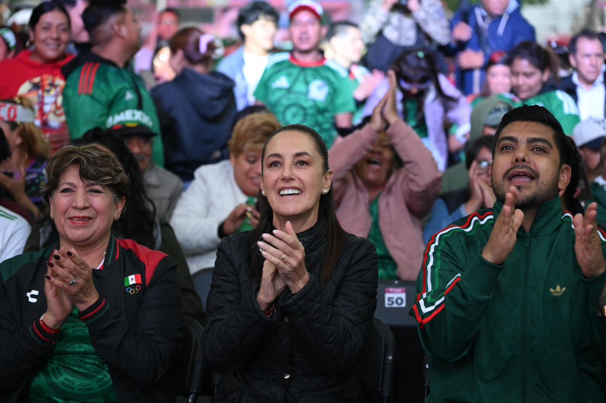 rosaicela_'s tweet photo. La Presidenta @Claudiashein disfruta del partido de #México 🇲🇽 contra Inglaterra 🏴󠁧󠁢󠁥󠁮󠁧󠁿 con la gente del #Edomex y la gobernadora @delfinagomeza. ⚽️ @miseleccionmx https://t.co/LGkoCBRfFE