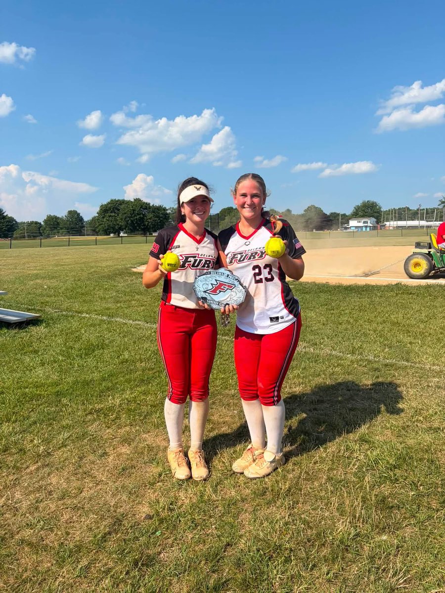 BrookeCurrier1's tweet photo. Me and my girl @Regan_yatsko hit one out at the TNT showcase this weekend!! 💣💣🥎🥎@McDaniel_SB @mulesoftball @WilmUSoftball @TopPreps @CoastRecruitsSB @delaware_fury @Delaware_SB @SBRRetweets @302sbrecruits @PrepSoftball @GoldeyBeacomSB Next Up Atlanta, GA for Atlanta Legacy!👏 https://t.co/hpPytiU4R8