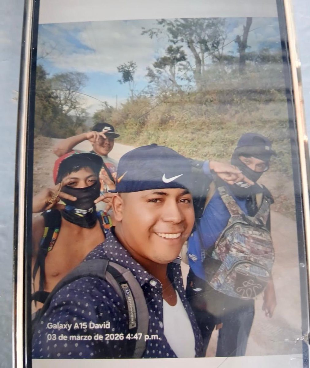merino_monroy's tweet photo. En Santa Rosa de Lima, La Unión Norte, elementos de la @FUERZARMADASV ubicaron al ciudadano nicaragüense Holvin Florentino Sánchez, de 20 años. En su teléfono celular se encontraron imágenes que lo vinculan con la MS-13.

Fue entregado a la @PNCSV.

En El Salvador ya no hay territorio para las pandillas. Quienes pertenezcan a estructuras criminales serán ubicados.

#PlanControlTerritorial 
#GuerraContraPandillas