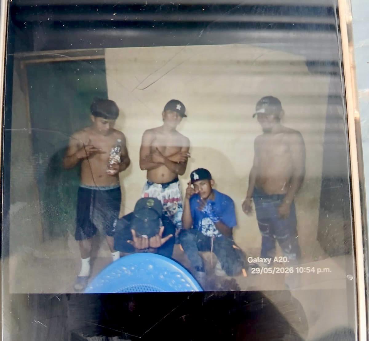 merino_monroy's tweet photo. En Santa Rosa de Lima, La Unión Norte, elementos de la @FUERZARMADASV ubicaron al ciudadano nicaragüense Holvin Florentino Sánchez, de 20 años. En su teléfono celular se encontraron imágenes que lo vinculan con la MS-13.

Fue entregado a la @PNCSV.

En El Salvador ya no hay territorio para las pandillas. Quienes pertenezcan a estructuras criminales serán ubicados.

#PlanControlTerritorial 
#GuerraContraPandillas